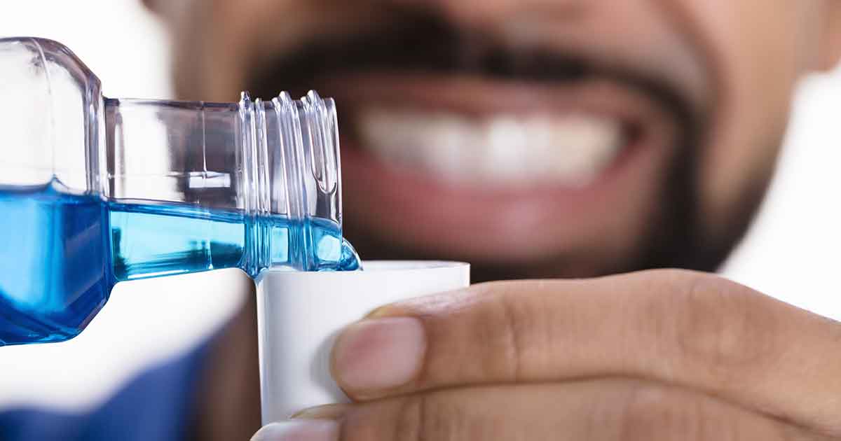 Cuándo debes usar enjuague bucal o colutorio? - Centro Dental